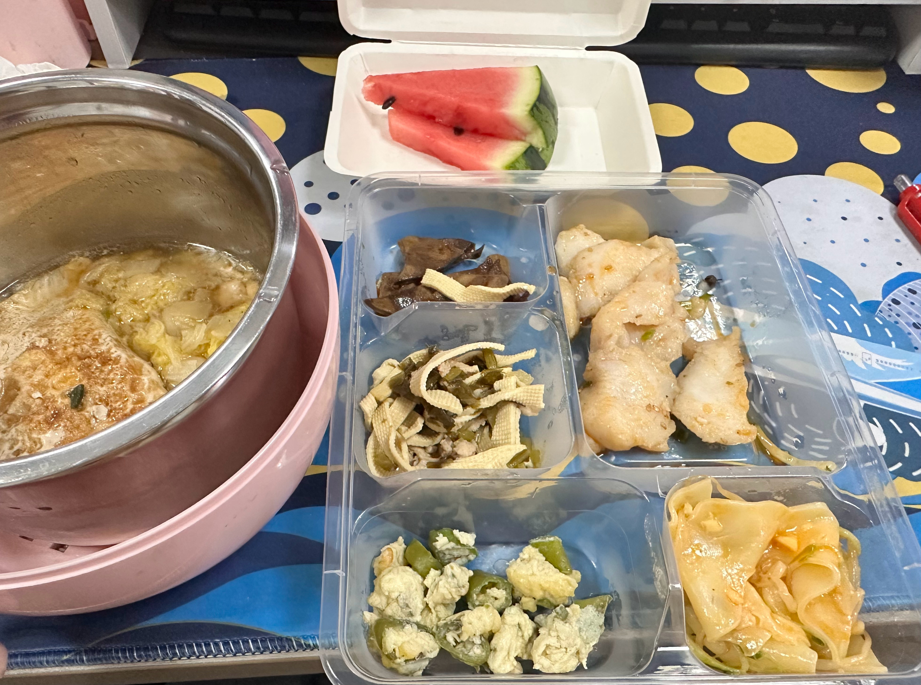 燃烧的陀螺仪  今天又是加餐的一天😂还打了一点麻酱凉皮