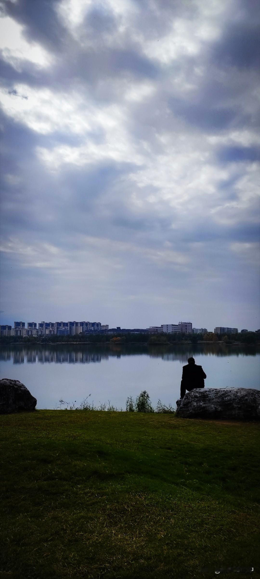 一句话记录冬日心情汉江湿地公园边的大石头上坐着他，聆听着那条水流缓缓的声音，消融