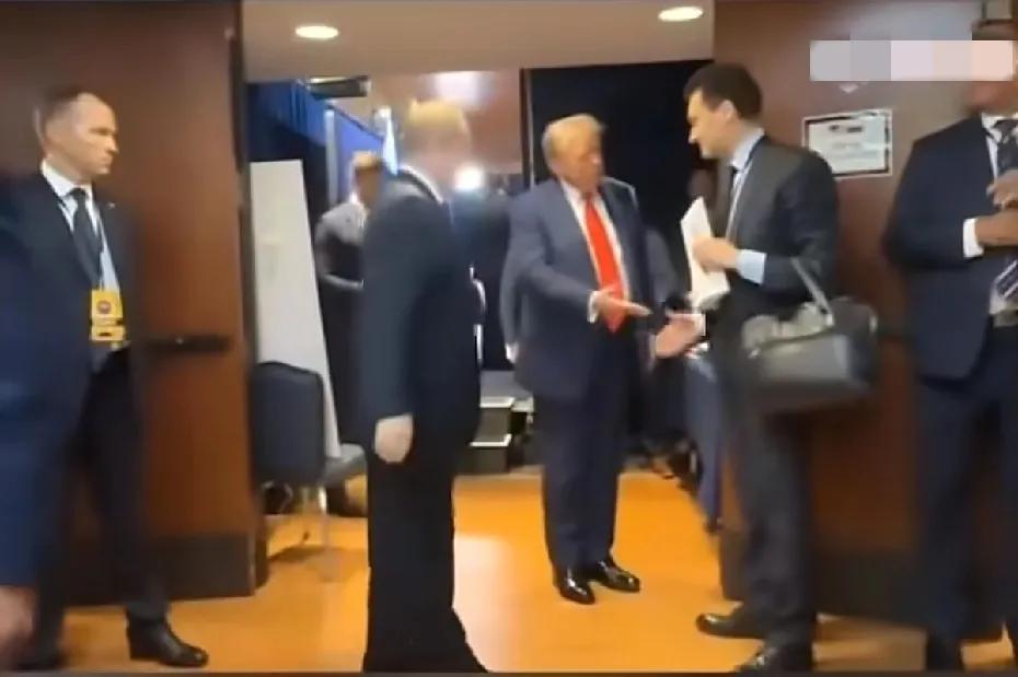 有趣的一幕，特朗普主动和普京翻译官握手。会晤结束后，特朗普在门外与普京交谈，握手