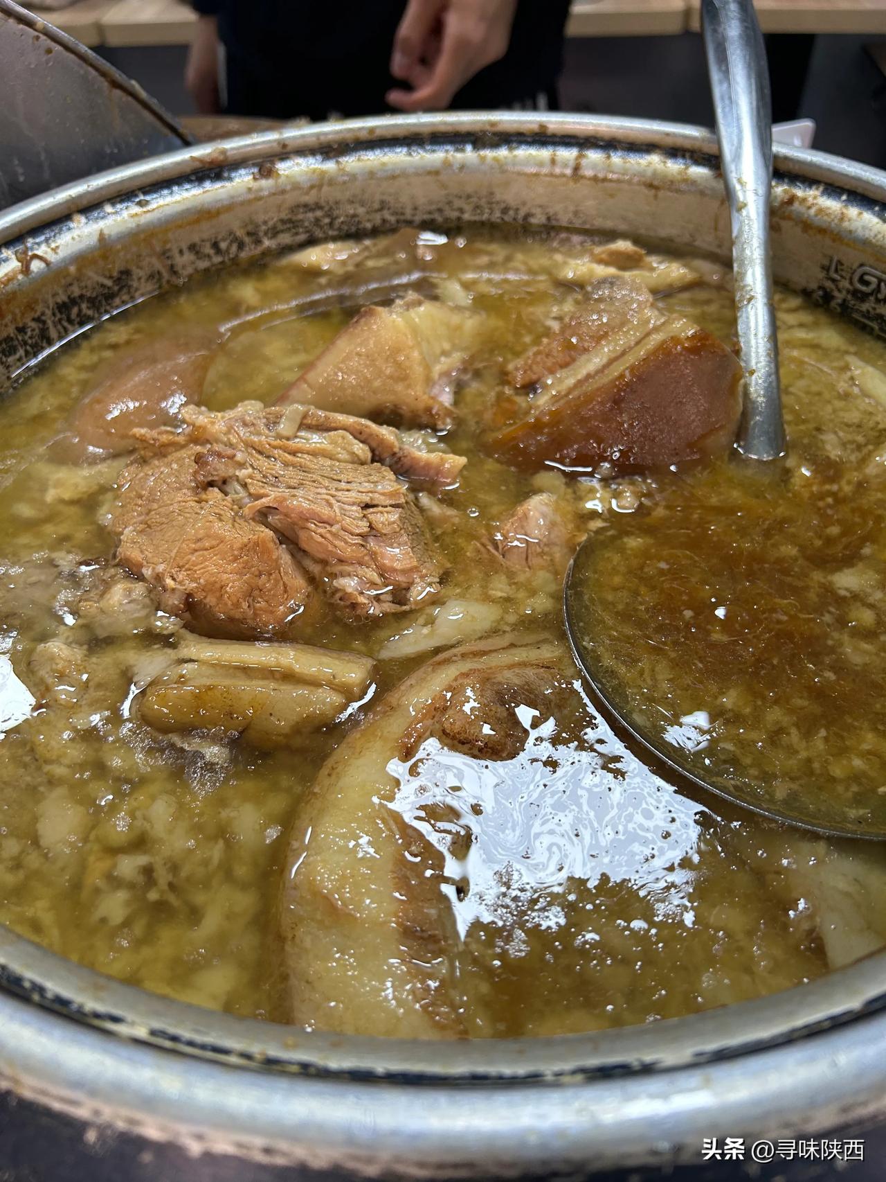 寻找西安最好吃的肉夹馍早闻有人开陕西肉夹馍博物馆，曾经专门去竹笆市打卡，最近网上