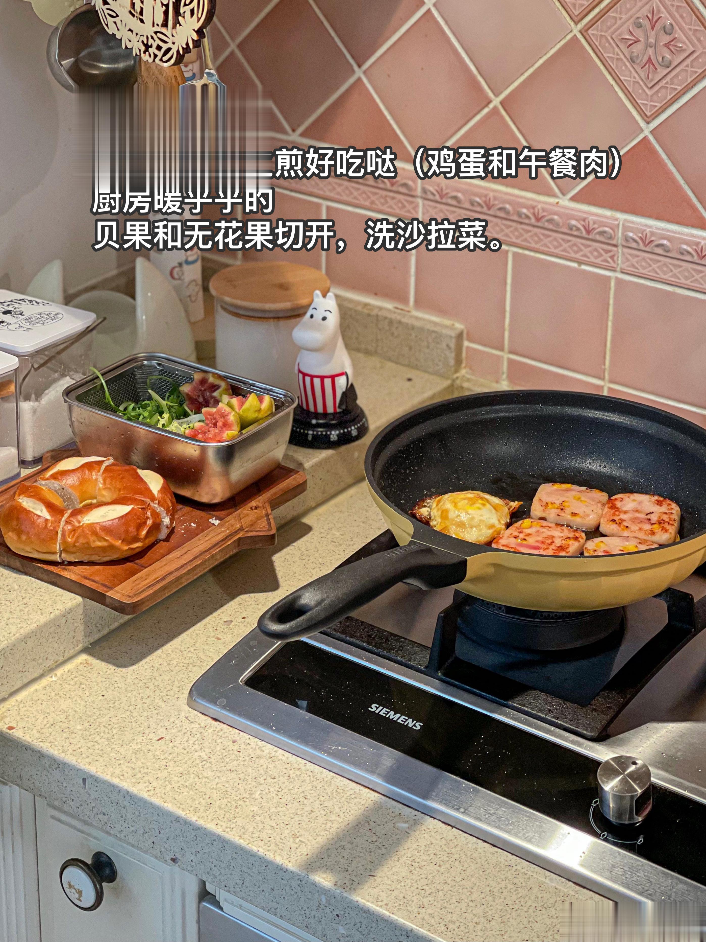 周二早餐记录碱水贝果+煎玉米午餐肉+煎乌鸡蛋+桂花龙井拿铁最近爱上茶香味的咖啡，