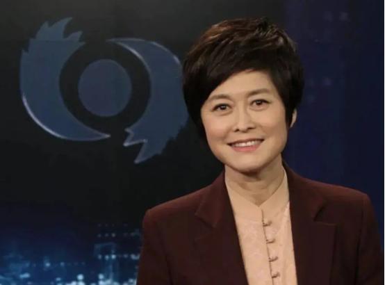敬一丹曾在书中爆料一件秘事，她当年主持过一期揭露东莞色情服务的节目，节目中一段衣