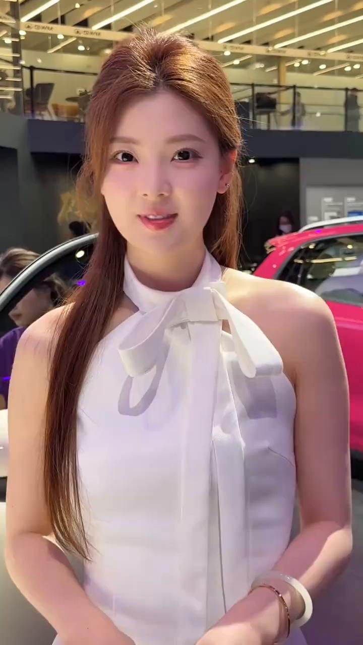 红鲤鱼。
红鲤鱼与绿鲤鱼与驴，函数是色狼。