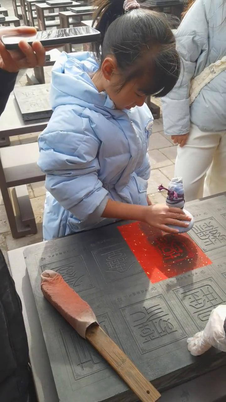 走起来这样平拍，走起。要一遍一遍去拍，不要在一个地方停太久。拍一遍，再拍一遍，接