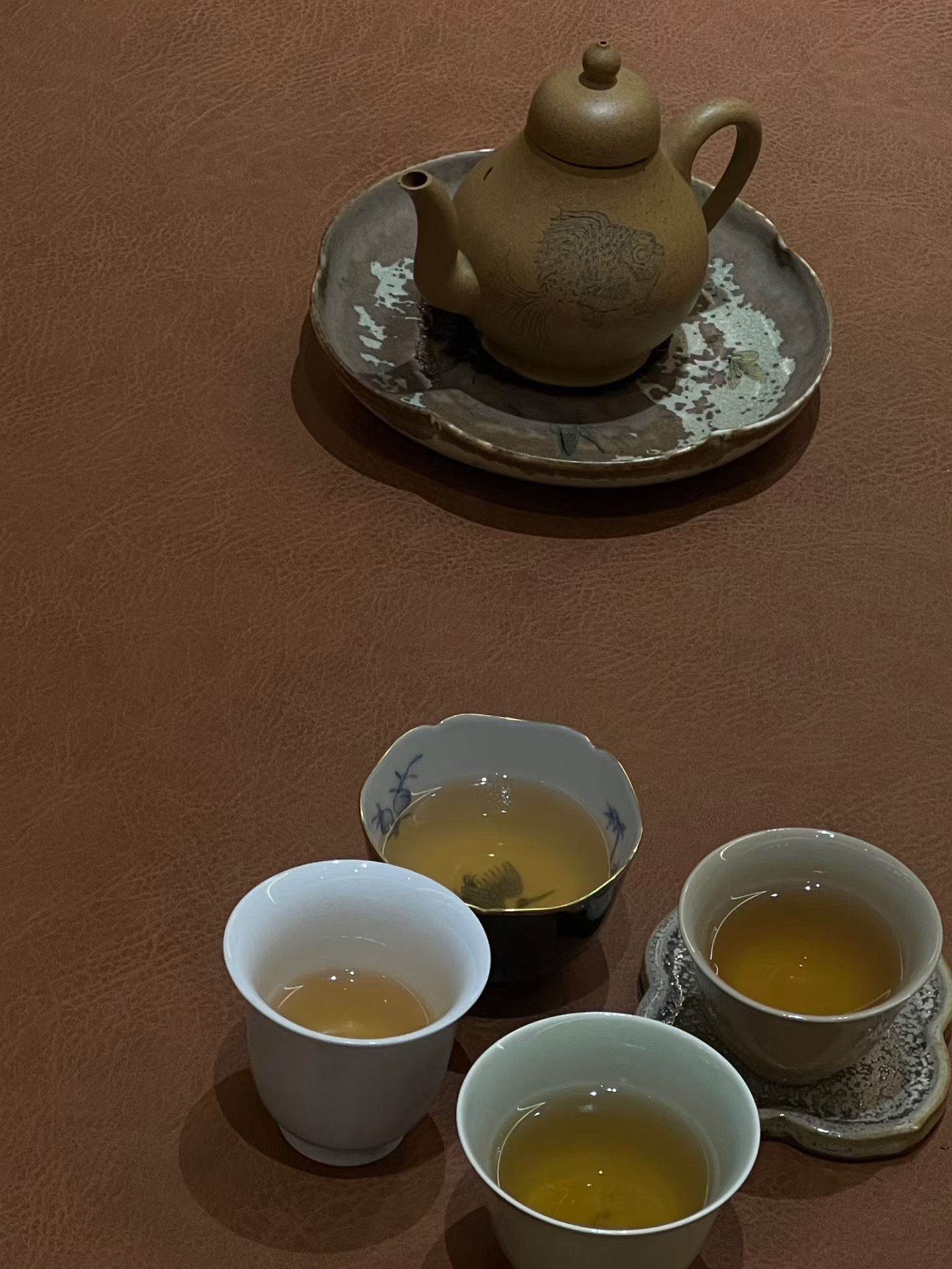 品茶赏器交友  人与自然相融，人与社会相和，人心自守安宁。一缕茶香，便养出一方温