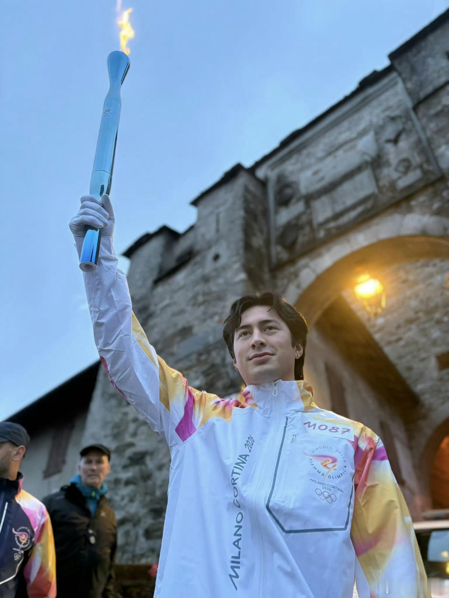 《巅峰对决》男主哈德森威廉姆斯和康纳斯托瑞共同为米兰冬奥会传递火炬现场官摄！！这