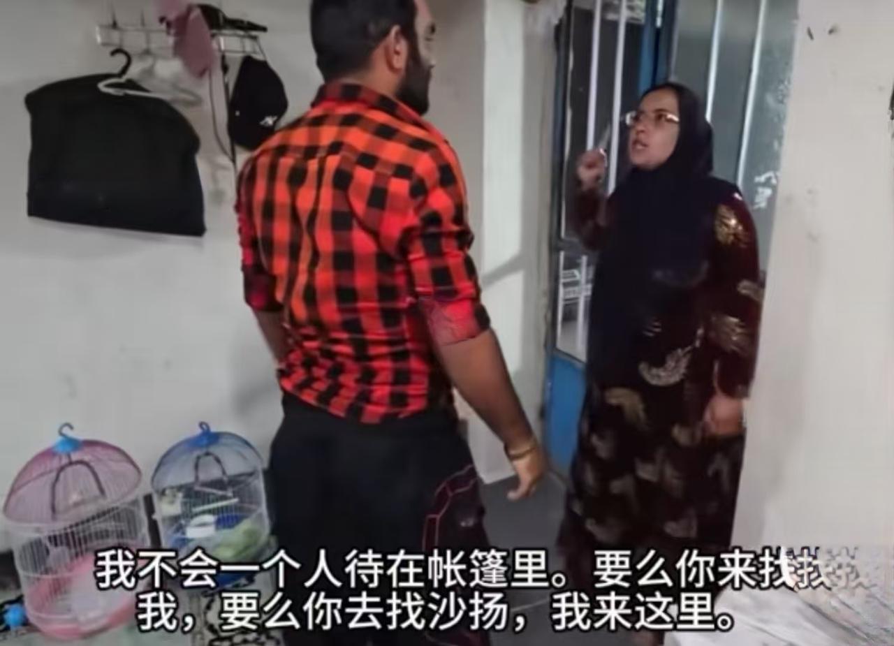 阿丽玛晚上又跑到小房子去纠缠米拉德了！吃过晚饭，阿丽玛偷偷溜进小房子，对着正准备