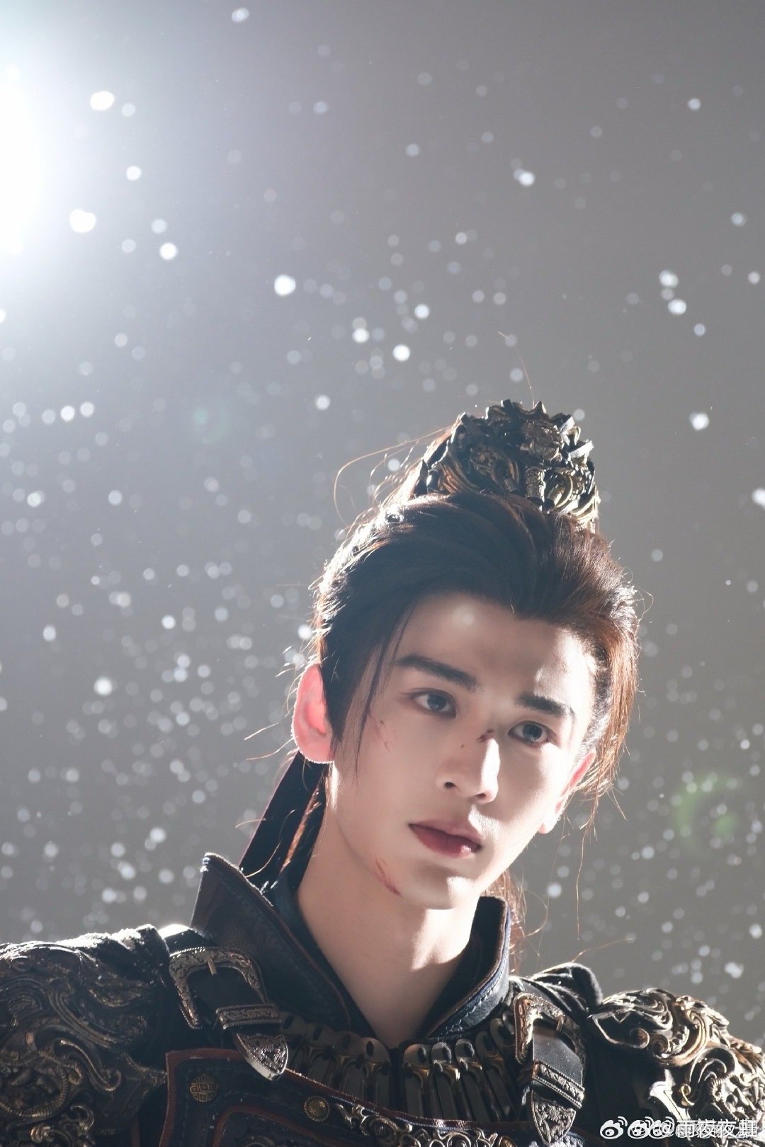 张凌赫逐玉闯进病弱美强惨赛道了雪地里的羊脂白玉这个形容真的太贴谢征了！张凌赫把脆