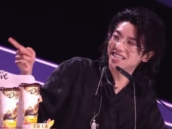 救命！何炅喊严肃，那英直接开团，华晨宇秒跟起哄，太有梗了！ 