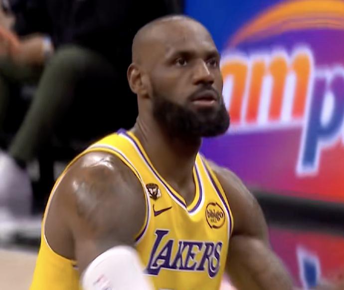 拉胯了！詹姆斯对阵国王：
——17投8中，三分球5中0，罚球6中6
——22分4