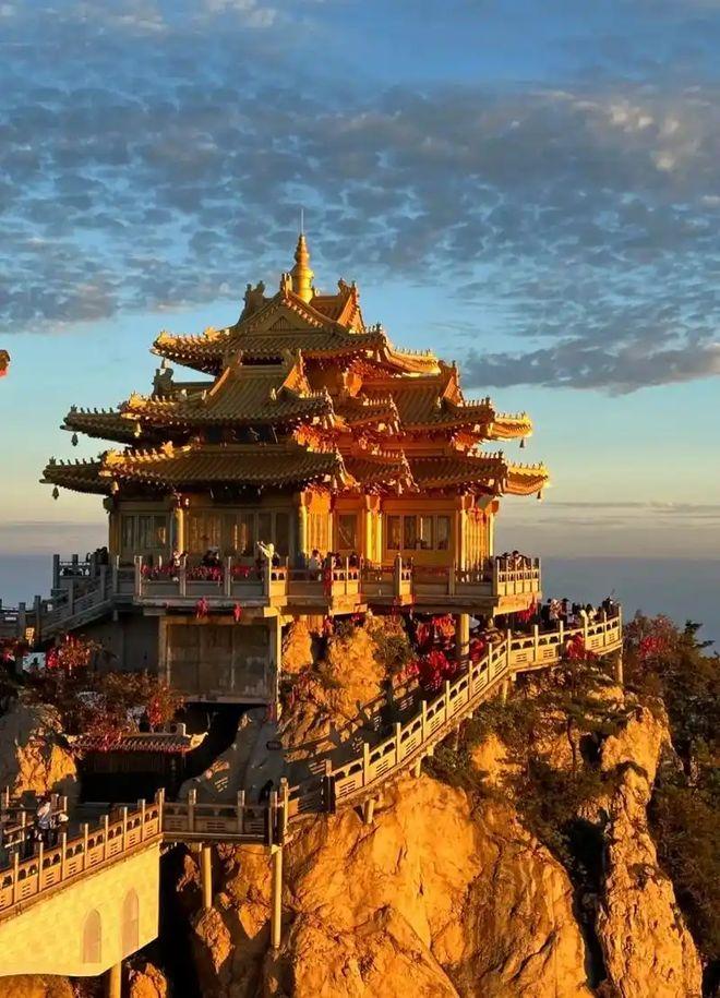 去洛阳旅游想更好感受历史文化，有不少妙招。
可以按三日攻略游玩。第一天去老君山，