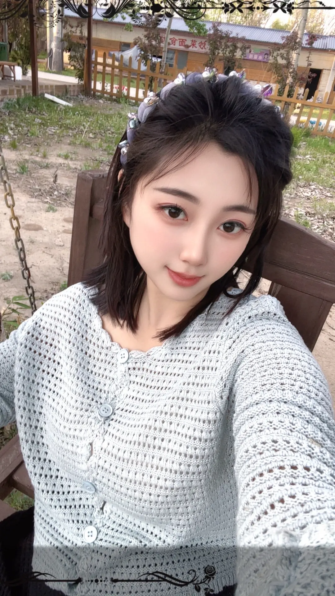 手里有线，心中有光。不管风筝飞得多高，这根线都是我的锚。我要借着这股风...