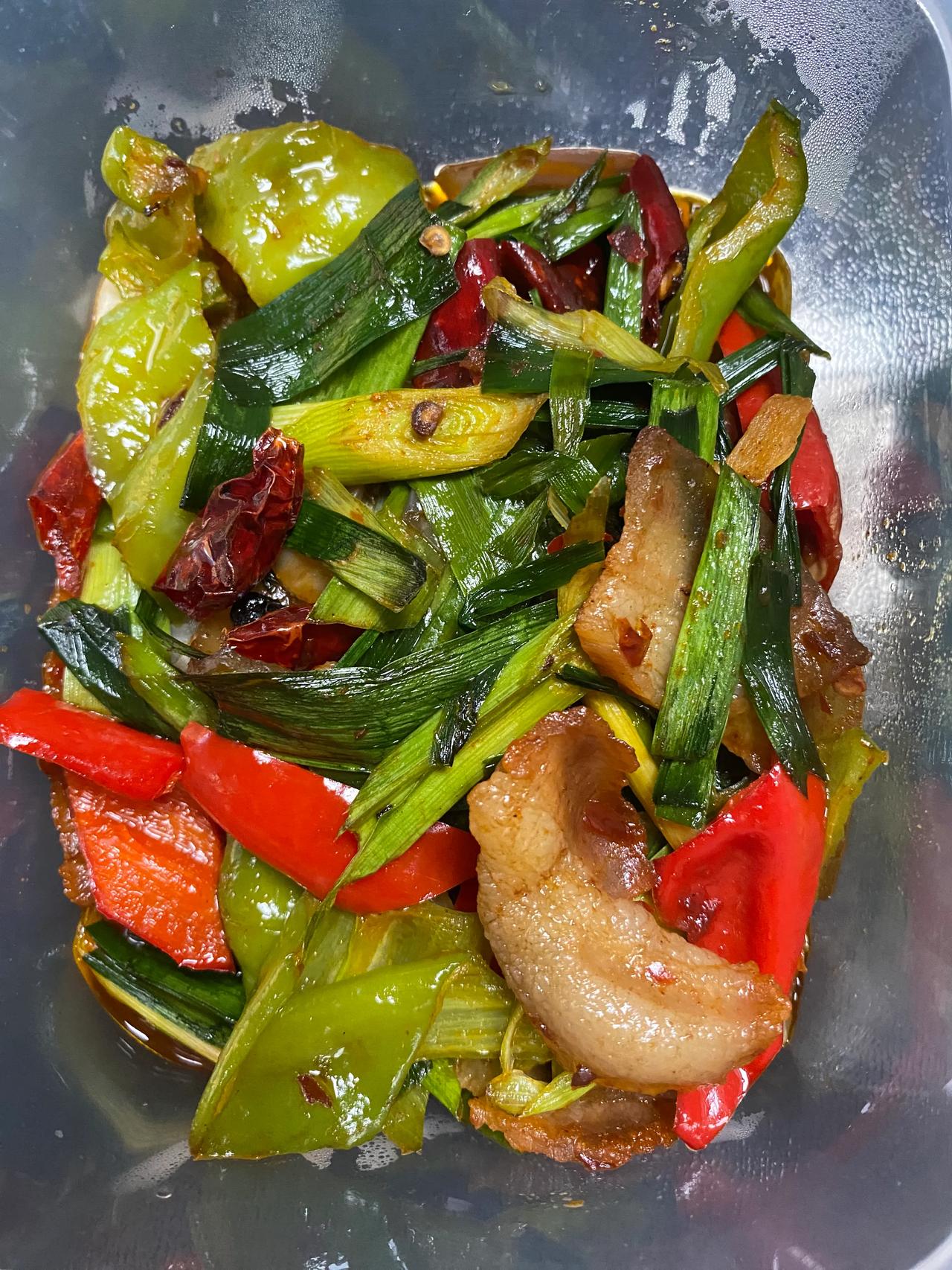 即将六一，饭桌上，孩子一边吃饭，一边谈着六一礼物。

[比心]男孩子喜欢各种枪，