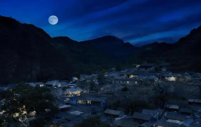 我们今天的夜晚，与四﻿十八年前的夜晚有什么不同吗？
那时，我住在长白山脚下不远的