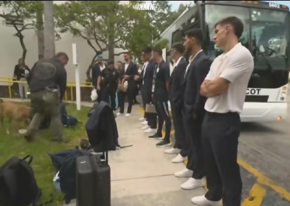 乌拉圭队赴美参赛遇缉 毒犬检查！
美国现在也越来越成为世界的笑话了，毒 品合法化