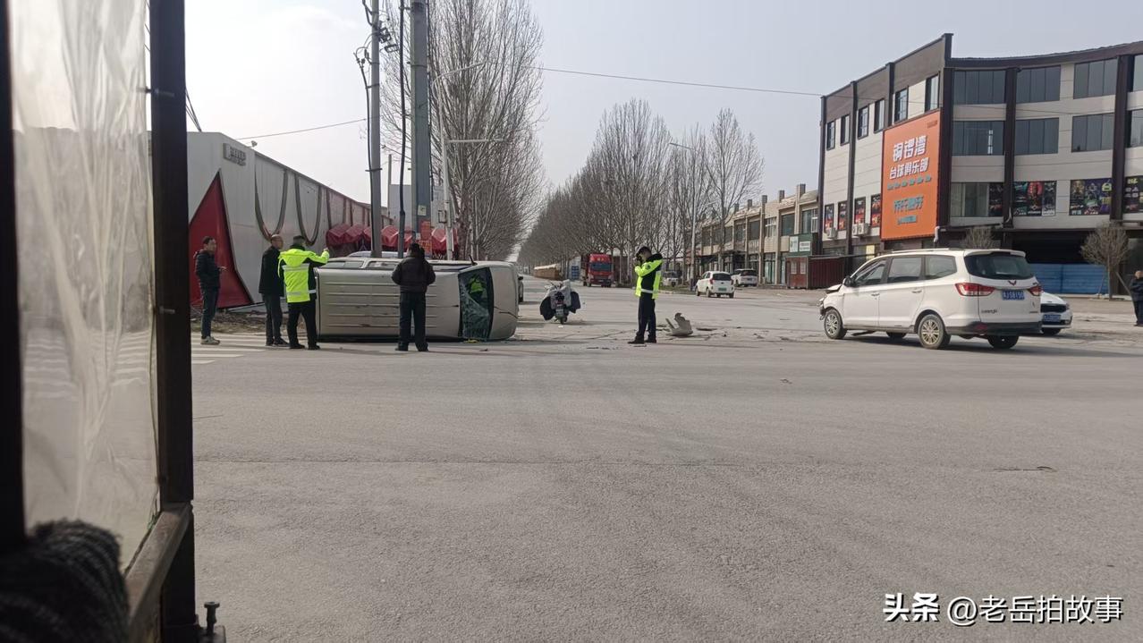 沿途随手拍:刚刚途经河南省濮阳市濮阳县城一路口的时候，看到该路口发生一起两车相撞