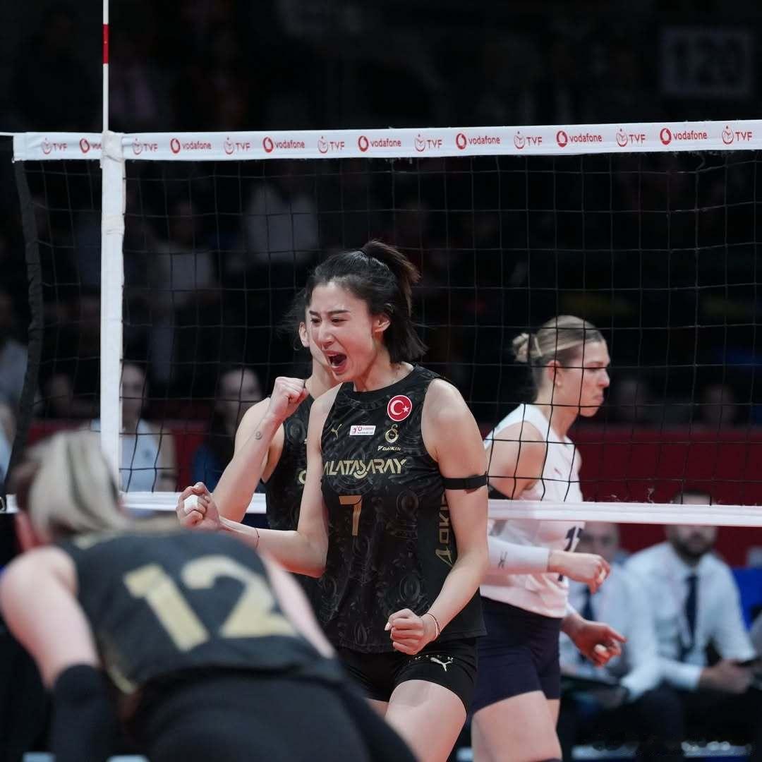 王媛媛留洋第一季 🟡🔴 土超女排联赛第16轮，王媛媛首发出战发挥相当出色，揽