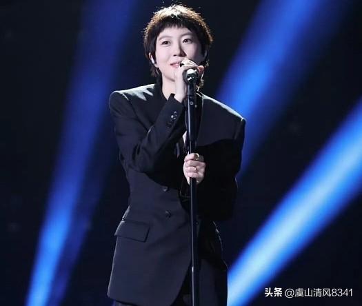 窦靖童若唱父亲窦唯经典《无地自容》，必将成《歌手2026》高光时刻。在近期播出的