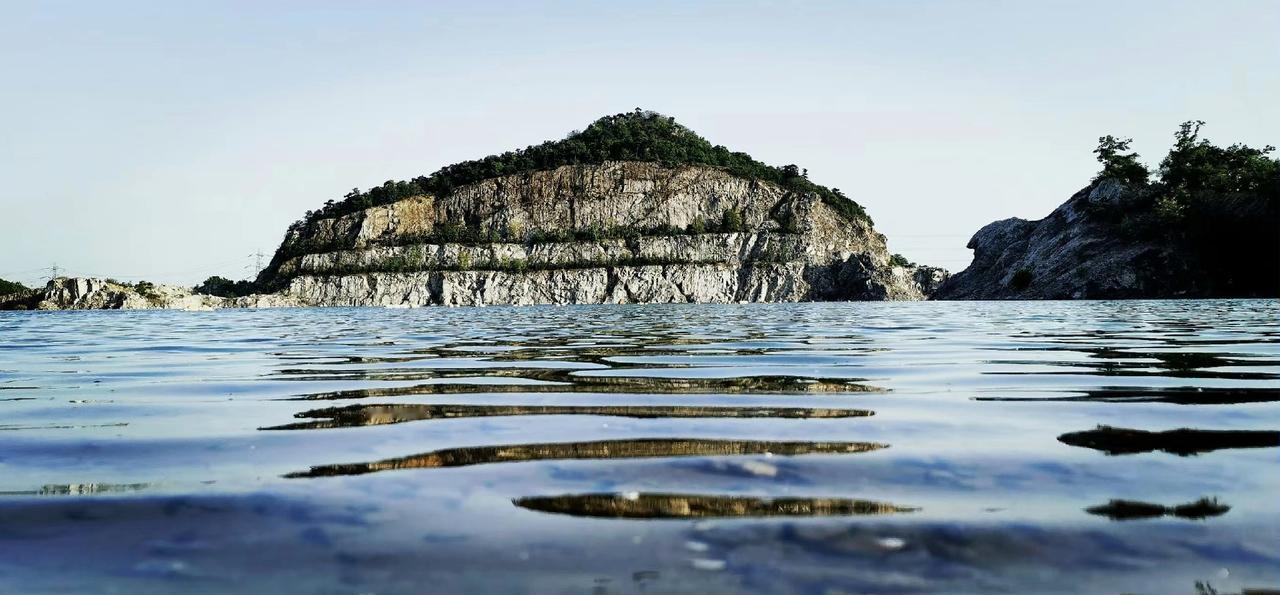 我教儿子学拍照

礼拜六，风和日丽，带上儿子，一家三口驱车去十几公里外的“刘志洲