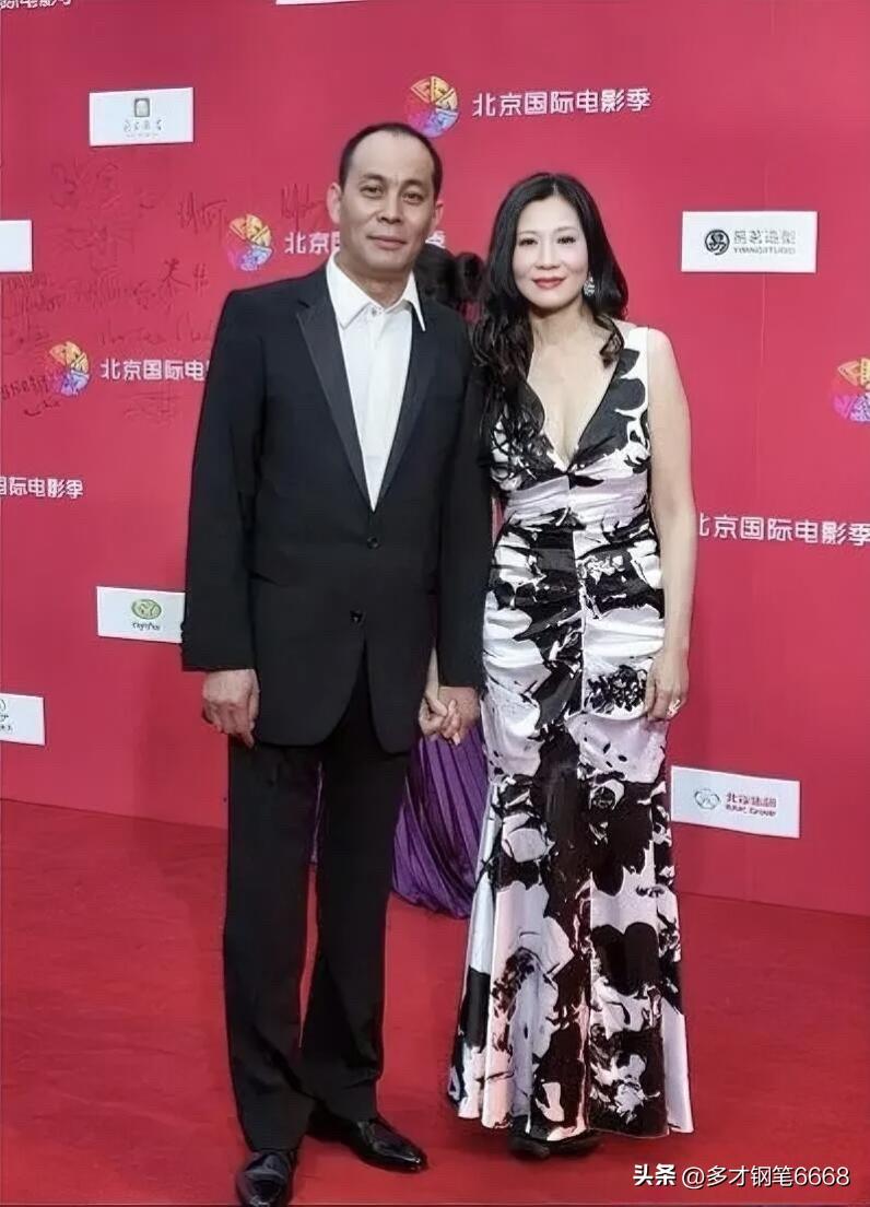 原来张光北的老婆是她，真的是身材高挑，气质超凡脱俗，很般配的。他的老婆陈炜也是演