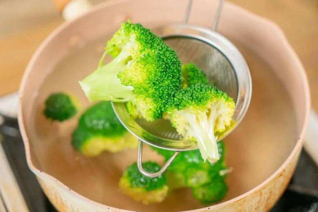 科学饮食 不偏激  一名60岁男子多年来几乎都吃水煮餐，自认对三高有帮助;没想到