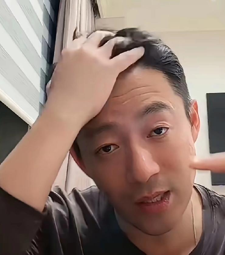 别再过度夸赞马筱梅了，来瞧瞧汪小菲在直播间和母亲张兰的激烈争吵，他的妻子却在一旁