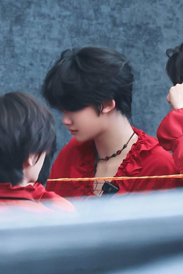 张奕然深V张奕然今日外拍路透红色深V造型完全是小王子来的撞色项链look就这样帅