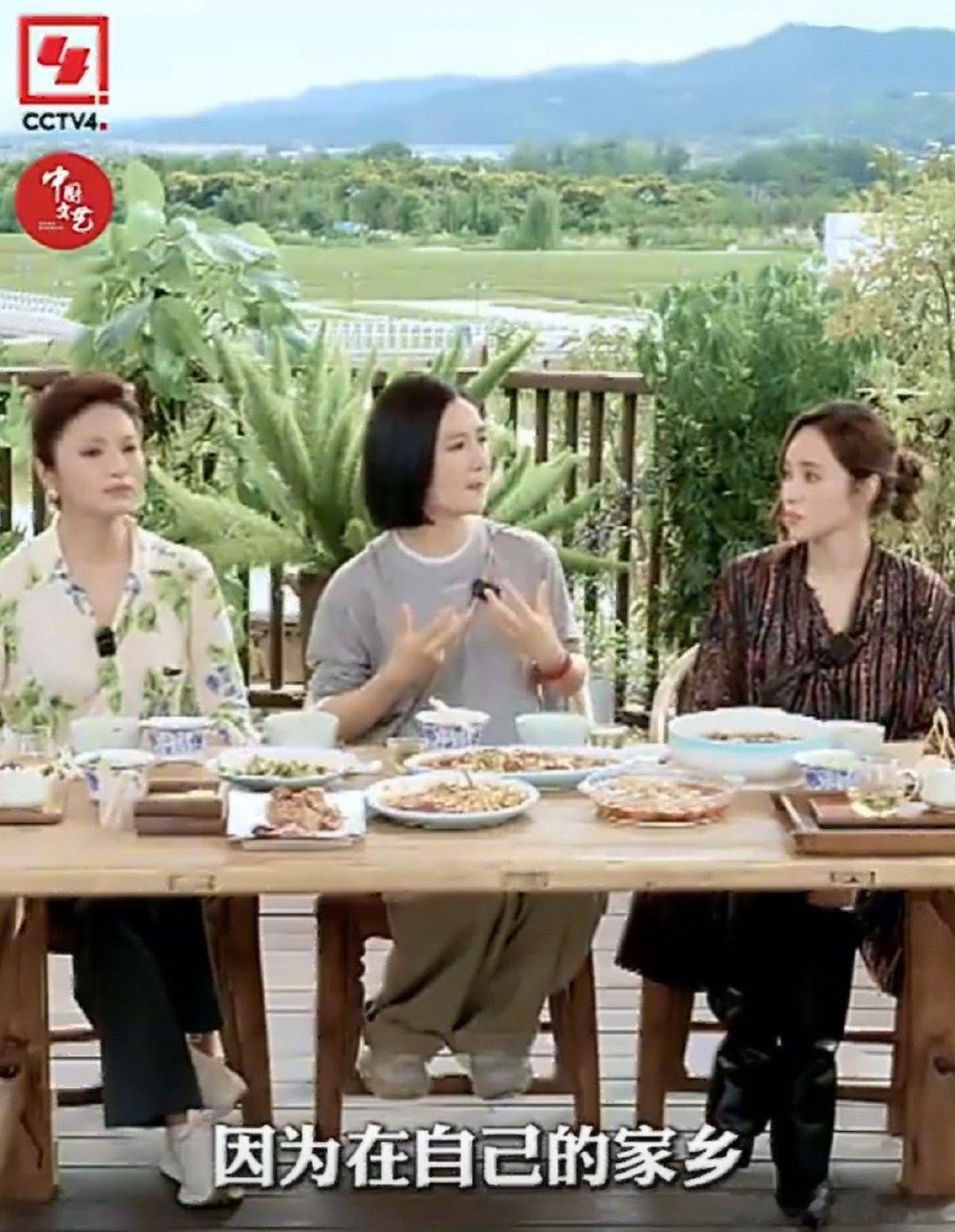 谢娜在总台秋晚上给全世界介绍家乡 谢娜站在总台秋晚的聚光灯下，带着对家乡的热爱与