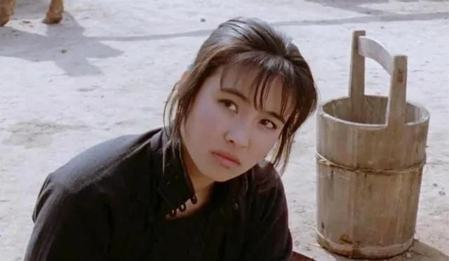 王澜拥有一双黑得透亮的大眼睛，加之她容貌美丽纯净，举止文雅宁静，真是一位绝世美人