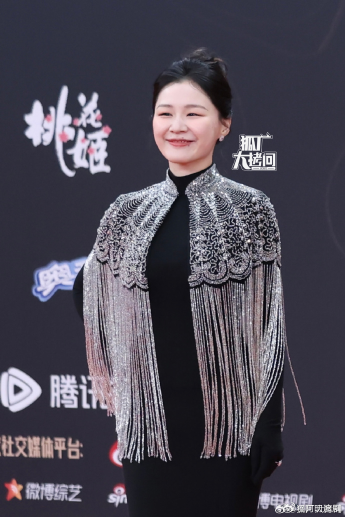 金靖产后首次红毯  金靖星光大赏红毯生图  金靖产后首秀红毯，那光彩照人的状态，