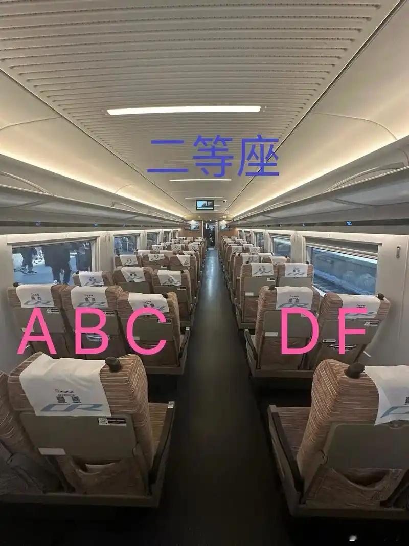 高铁座位ABCDF是啥意思 二等座 采用 “3+2” 的座椅排列方式，每排有五个