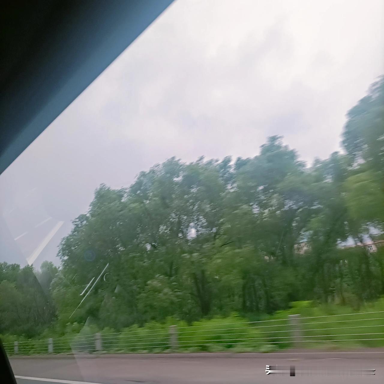 办了件很蠢的事
退衣服送错驿站了
说了寄件码就走了
驿站联系不到我
我也不知道送