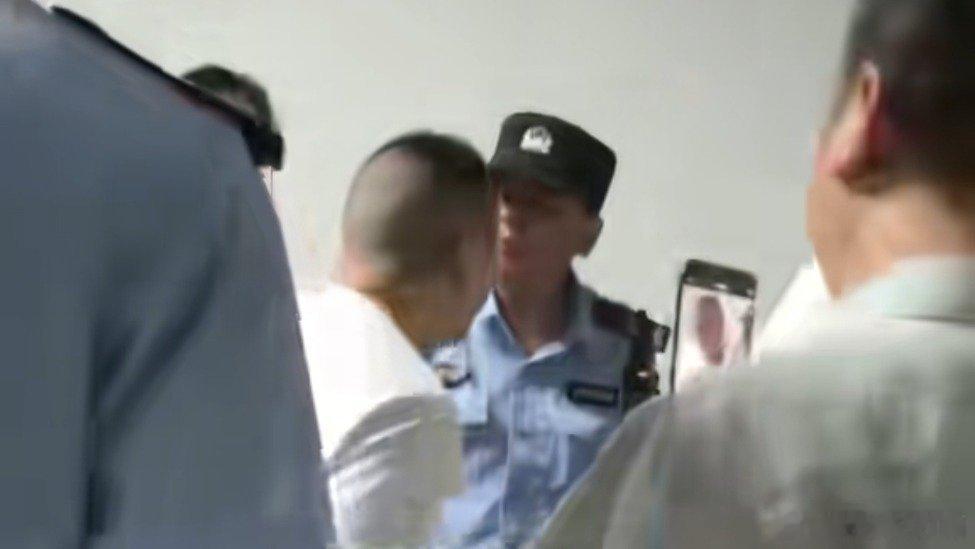 凤凰新闻【女记者暗访非法代孕窝点遭拖拽致骨折，中国记协介入】5月26日晚，大象新