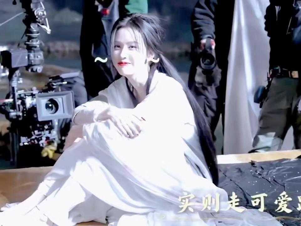 陈都灵开机前会做仰卧起坐被陈都灵的自律狠狠惊艳到，常年严格身材管理从不松懈，体态