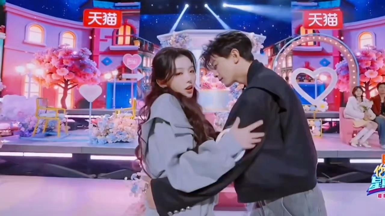 孔雪儿邓凯好六借位吻孔雪儿邓凯好六开场舞有借位吻孔雪儿&邓凯好六舞台甜度爆表！借