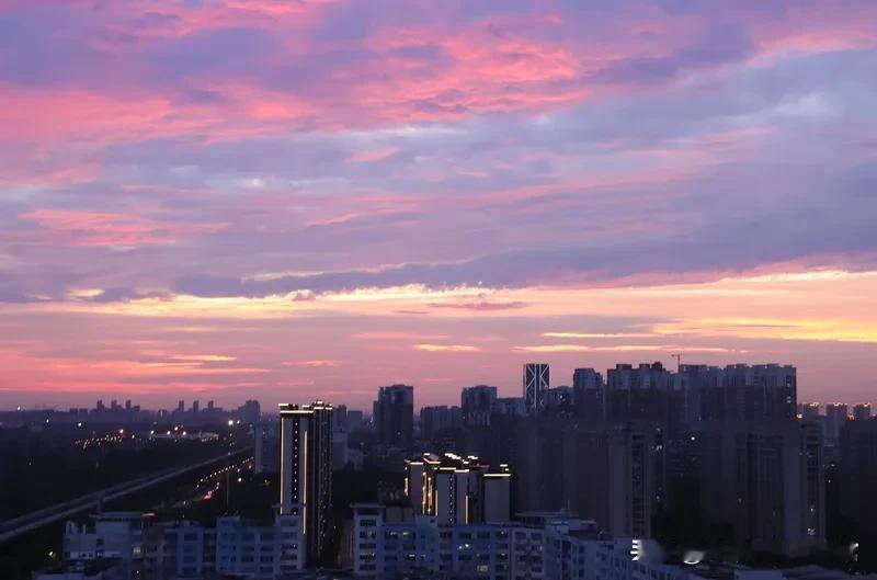 夕阳西下，余晖洒满天际。金黄色的光芒映照着云朵，仿佛给天空披上了一件华丽的霞衣。