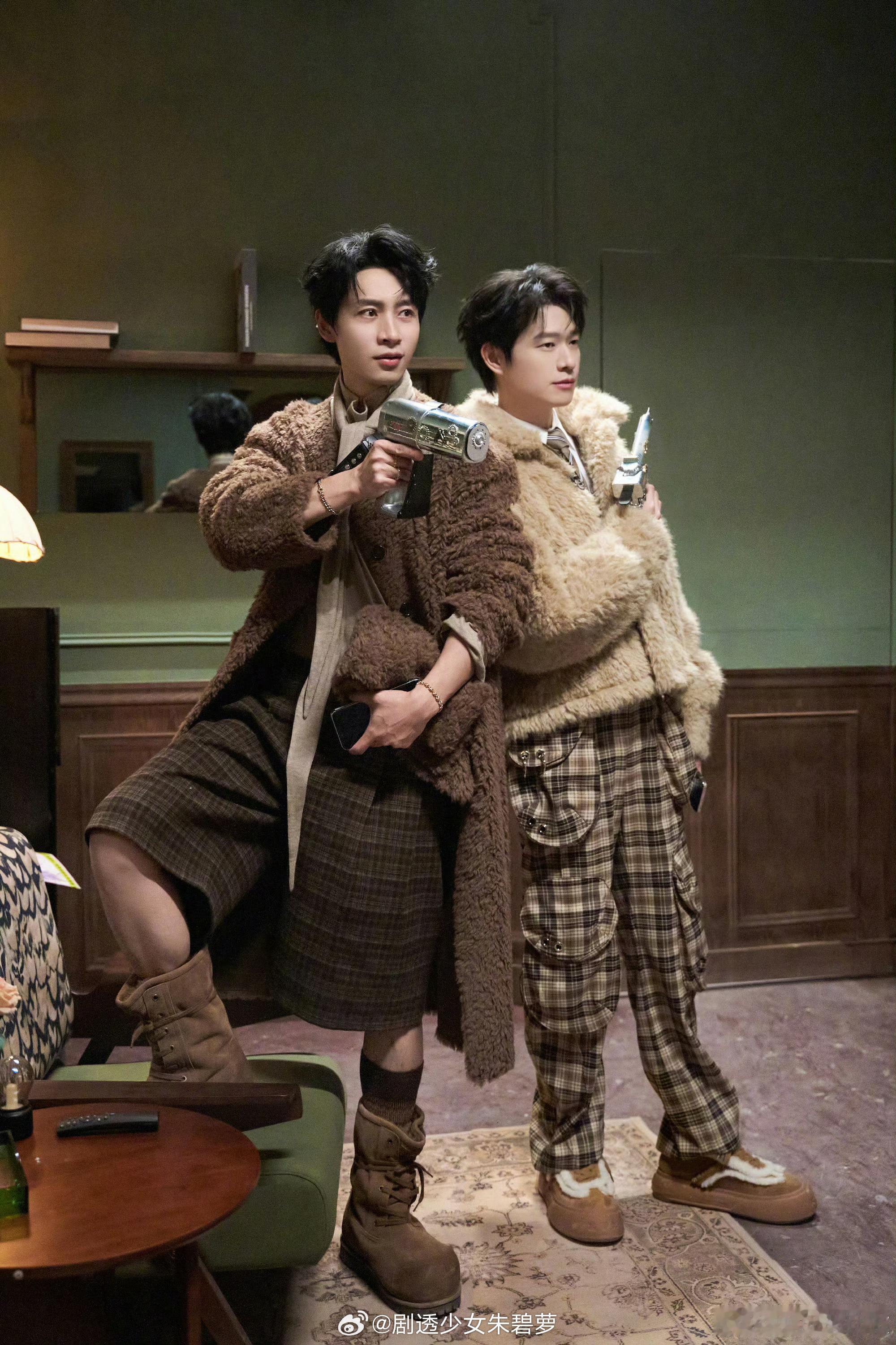 魏晨魏大勋打枪好帅双魏持枪同框杀疯了！一冷一痞张力拉满，眼神带戏、动作利落，默契