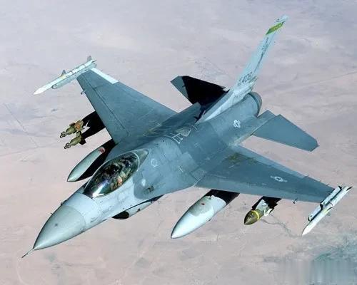 重要消息！北约军援F-16战机已到达乌克兰，乌军要一雪前耻。
8月20日，乌克兰