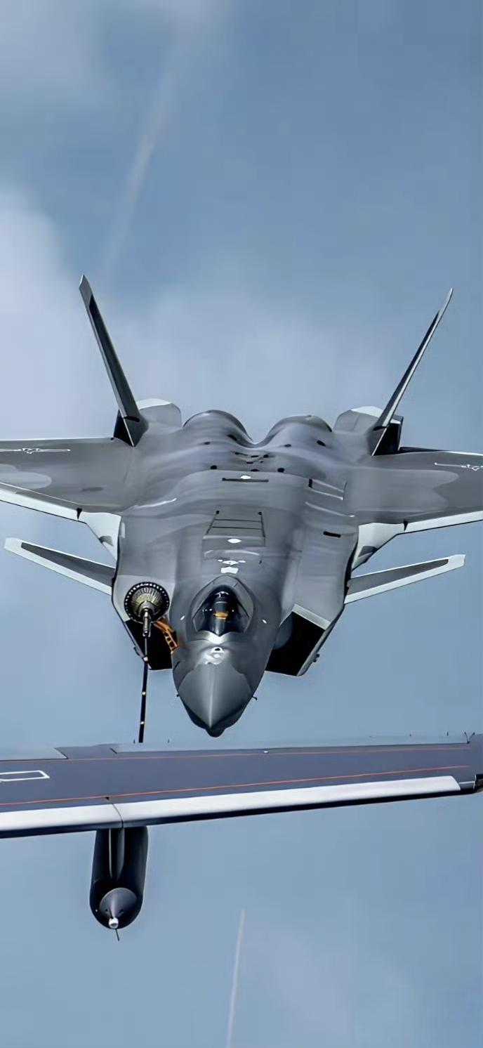 歼-20空中加油，大国重器，长空之王！受油对接、隐身机身、镀膜座舱等精密细节。伸