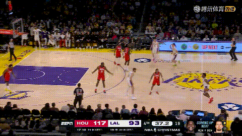 湖人小将布朗尼真是好样的！在今天湖人主场迎战火箭的圣诞大战中，当时比赛进行到了第