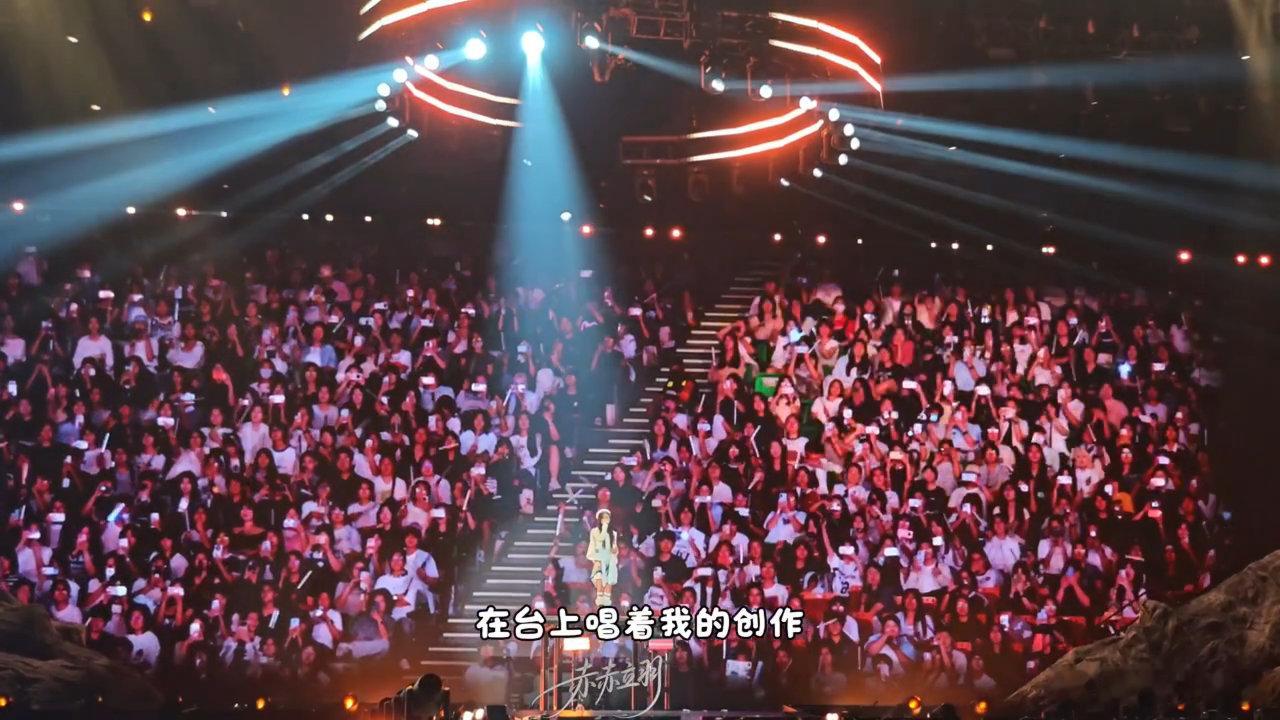 袁一琦现场人气实打实 袁一琦座无虚席即视感郑州演唱会场馆内满目蓝海铺展开来，现场