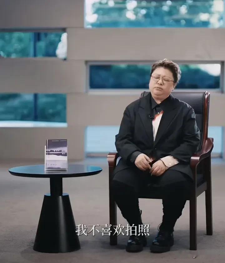 其实她一点也不喜欢这样，她内心其实非常低调，不喜欢拍照，也不喜欢被拍，还不喜欢面