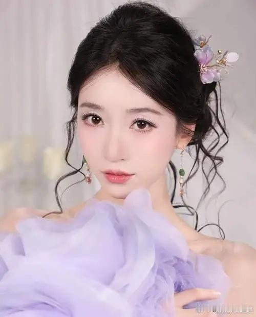 王格格说：“我有一边耳朵听不到。就是在早期拍短剧的时候，有一个40多岁的男演员，