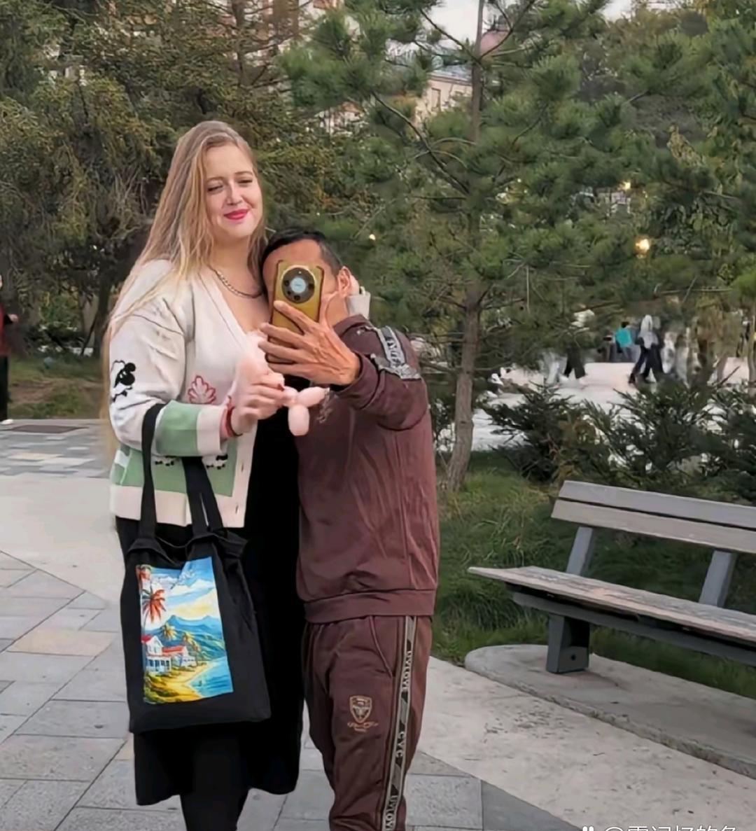 小伙子成功求婚，身高1米9，体重200斤的俄罗斯姑娘。