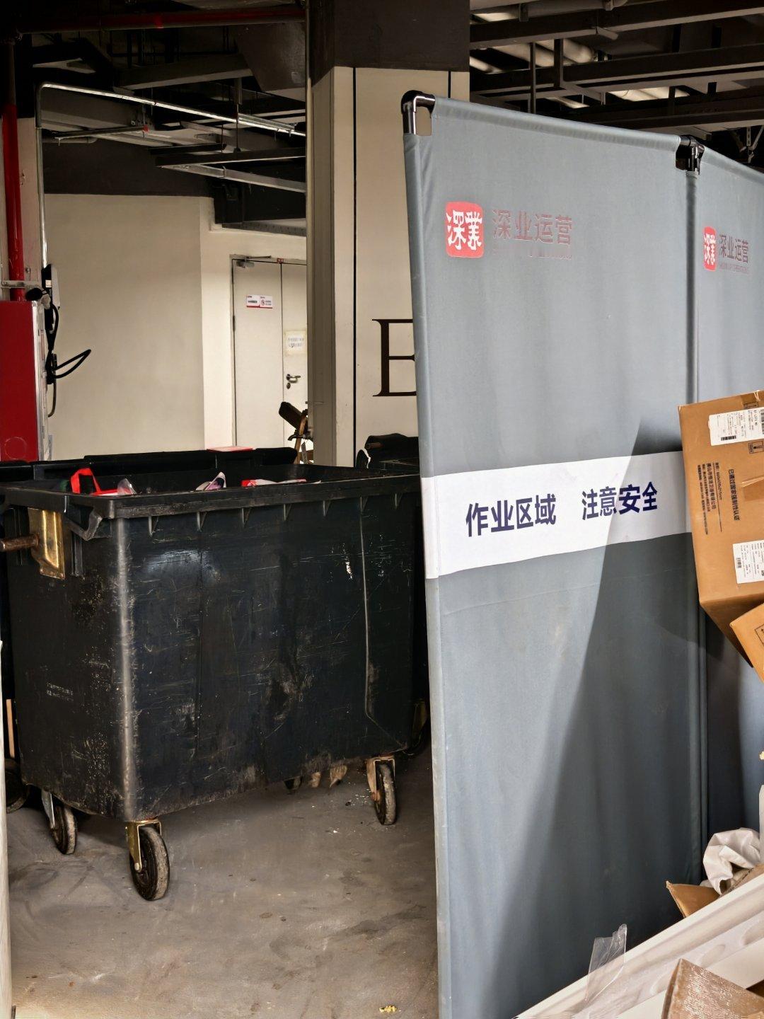 这事儿，你咋评价呢？据说是前几天有人来检查，觉得垃圾桶这个位置不好看。物业用几个