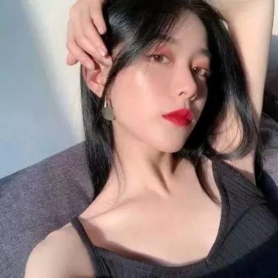 慵懒的午后，少女在沙发上小憩温柔小憩 秋日小憩照 躺床上女孩 女性休息 温柔沙发