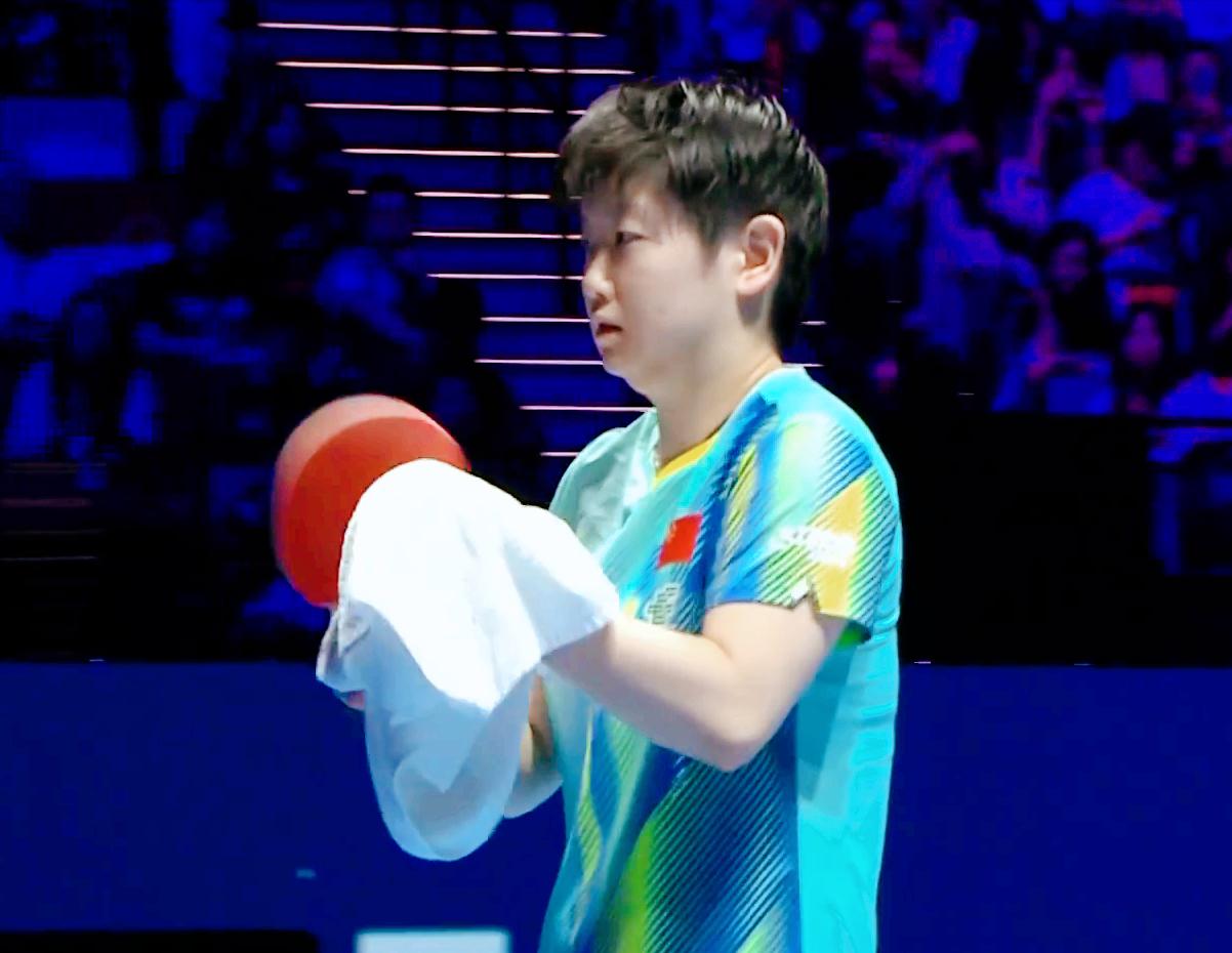 突发！孙颖莎打完第四局，突然走出赛场。
我看现场人留言说：
莎莎去换衣服了！
