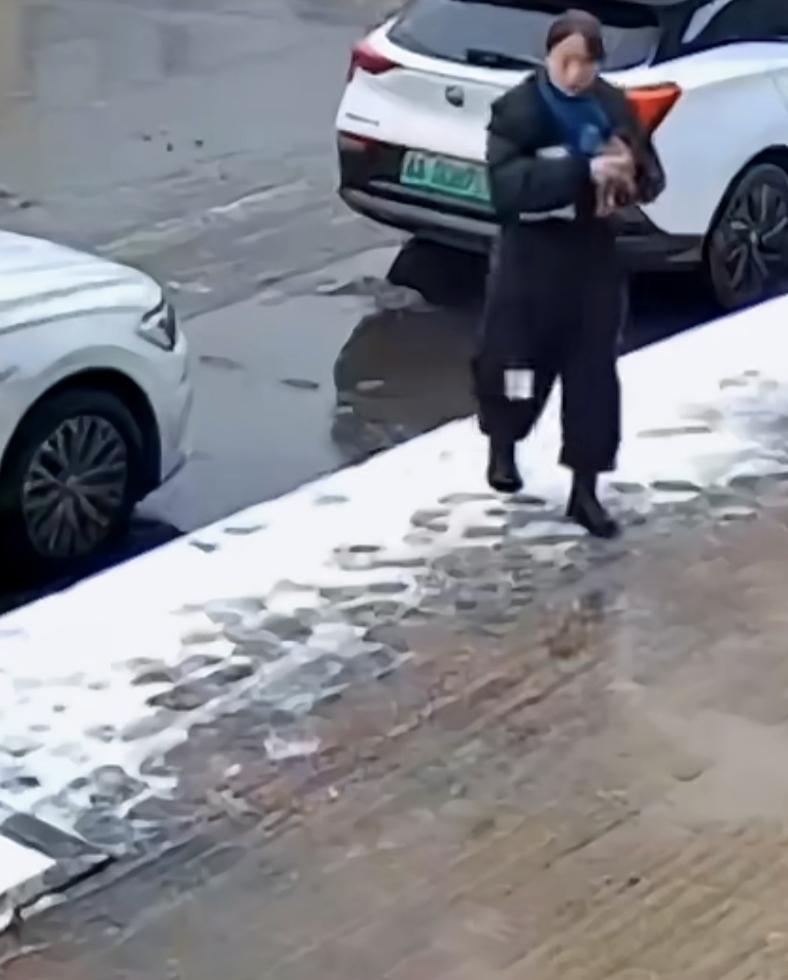 女子不小心掉了100块钱
男子骑电动车刚好路过看到这一幕
随后，就把电动车骑到那