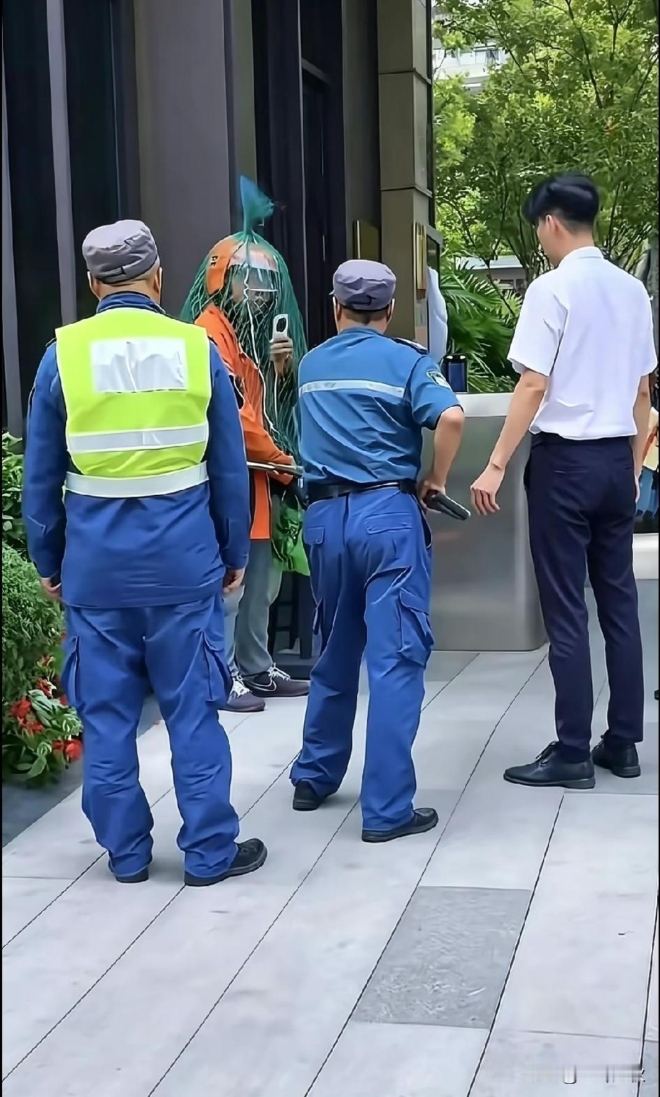 外卖小哥与小区物业保安！
谁对谁错？要如此这般对待。