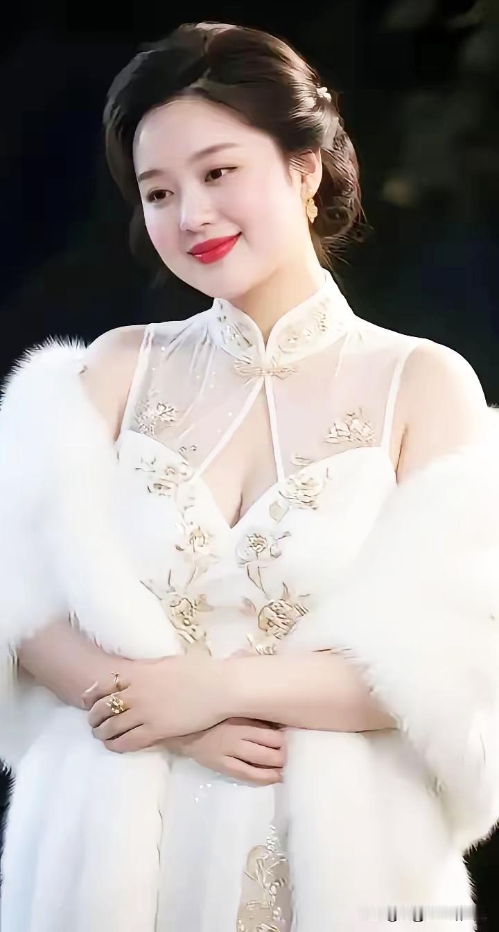 优雅白裙，闪耀红唇，气质满分！